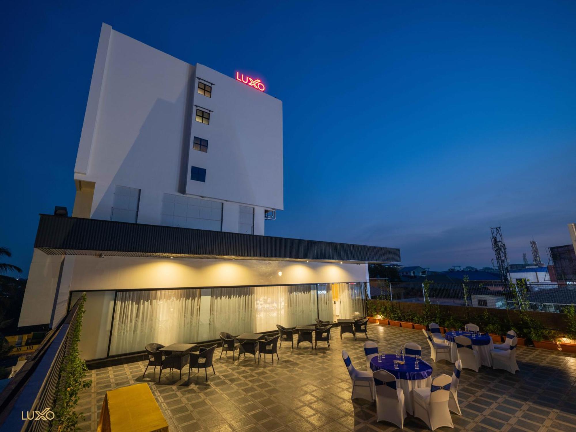 Luxo Kochi Hotel Exterior photo